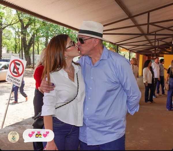 Popular / Vaesken recibió muchos besitos como premio tras su triunfo en internas