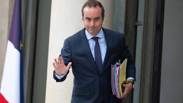 Primer ministro de Francia renunció horas después de anunciar un nuevo gabinete