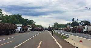 La Nación / Continúa medida de fuerza de cañeros en cruce de Colonia Blas Garay sobre Ruta PY 02