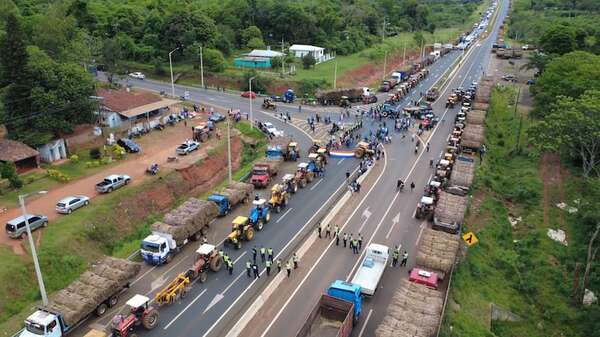 Unos 100 tractores se suman al bloqueo de Ruta PY02 de cañicultores en Coronel Oviedo - Nacionales - ABC Color