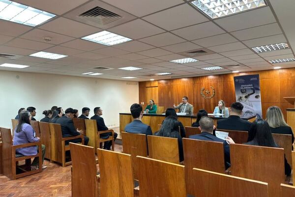 Alumnos de Uninorte visitaron el Palacio de Justicia de Asunción