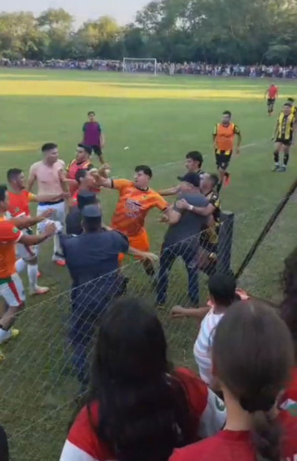 Popular / A los golpes en la final: Se pudrió todo en el partido decisivo!