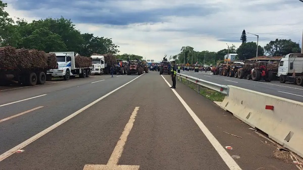 Cañicultores mantienen protesta por tren de molienda en Guairá