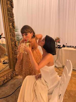 Selena Gomez comparte fotos de su boda: Taylor Swift la grabó en un momento especial - Gente - ABC Color