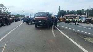 AUDIO: Tractoristas se suman al bloqueo de Ruta PY02 de cañicultores en Coronel Oviedo - Periodísticamente - ABC Color
