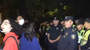 Por represión a manifestantes, jóvenes protestan contra Enrique Riera