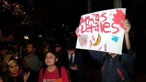Video: jóvenes escrachan a Riera y anuncian marcha de “las bananas y los sobres” - Nacionales - ABC Color