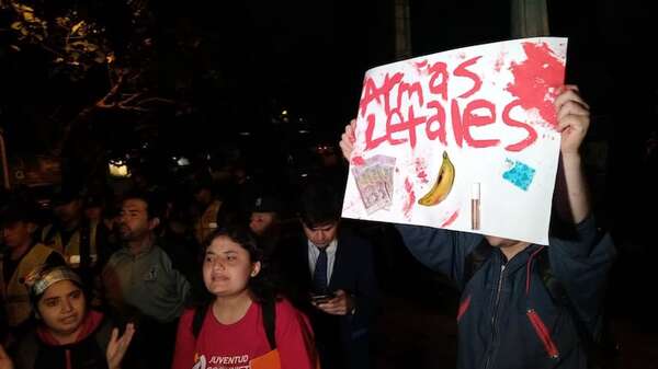 Video: jóvenes escrachan a Riera y anuncian marcha de “las bananas y los sobres” - Nacionales - ABC Color