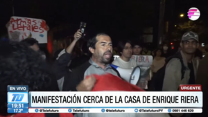 Jóvenes manifestantes exigen la renuncia del ministro del Interior Enrique Riera
