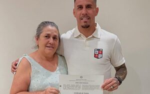 Popular / ¡El pelotero Jorge Mendoza celebró su logro con su mamá!