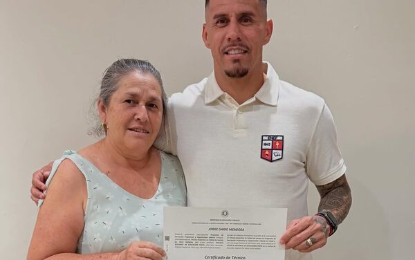 Popular / ¡El pelotero Jorge Mendoza celebró su logro con su mamá!
