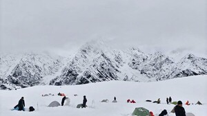Continúa el rescate de 200 senderistas atrapados cerca de la cara tibetana del Everest