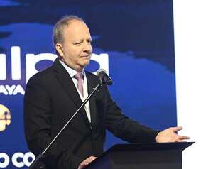 Ministro de Economía minimiza críticas de constructoras y promete pagar deudas - Economía - ABC Color