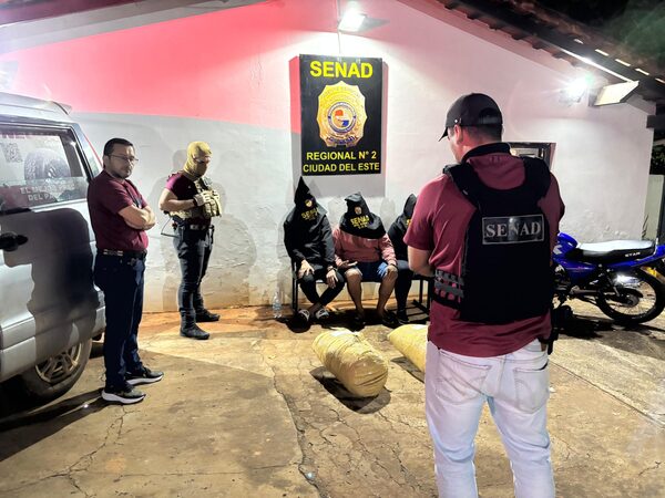 Interceptan vehículo que transportaba cargamento de droga al Brasil