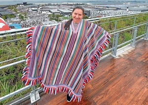 Rosa Segovia deslumbra en Osaka con poncho para’i de 60 listas