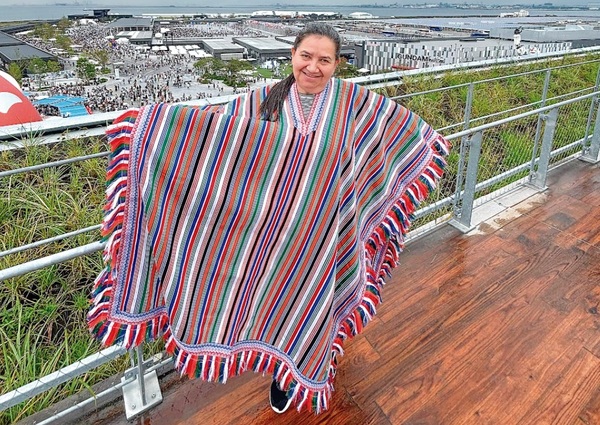 Rosa Segovia deslumbra en Osaka con poncho para’i de 60 listas
