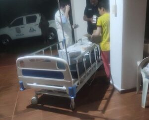 Popular / Donan cama hospitalaria a poli atacado por el EPP