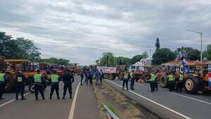 Hoy vence la tregua de los cañicultores y continúa el bloqueo en Coronel Oviedo - Nacionales - ABC Color