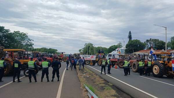 Hoy vence la tregua de los cañicultores y continúa el bloqueo en Coronel Oviedo - Nacionales - ABC Color