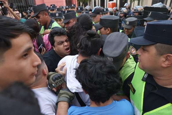 Senado tratará declaración en apoyo a la actuación de la Policía en marcha de la Generación Z tras “dormida” en Diputados - Política - ABC Color