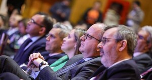 Fitch mejora la calificación, pero advierte sobre la baja presión tributaria y el déficit de la caja fiscal