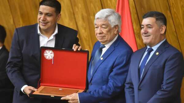 Bernardo Neri Farina recibe distinción y asegura que "en nuestro ADN no está la democracia"