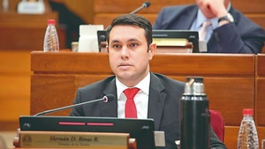 Fiscales confirman que Hernán Rivas presentó título falso