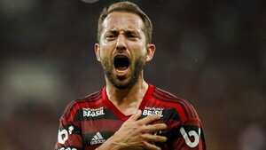 Everton Ribeiro padece cáncer de tiroides