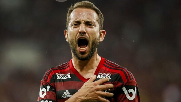 Everton Ribeiro padece cáncer de tiroides