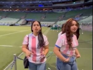 Popular / ¿Y ahora qué dirá la Leila? Obligan a estudiantes paraguayos a sacarse la Albirroja