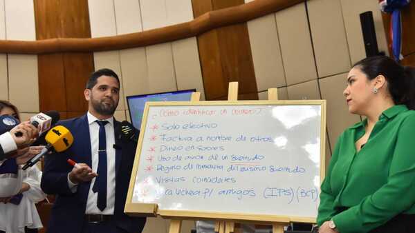 Opositores enseñan cómo detectar a un "coimero" en caso sobres de Mburuvicha Róga