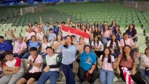Obligaron a dar vuelta sus casacas albirrojas a alumnos que visitaron cancha de Palmeiras