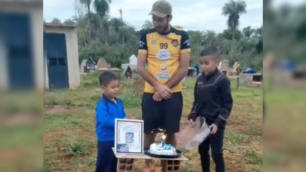 Llevó su tortita al cementerio y sopló la velita frente a la tumba de su madre