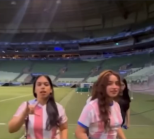 Les obligaron a voltear la camiseta Albirroja para ingresar al estadio del Palmeiras