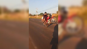 Video: Motociclista realiza wheelies en plena ruta Concepción-Loreto