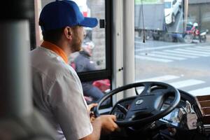 Hombre habría herido a conductor de bus luego de intentar robarle