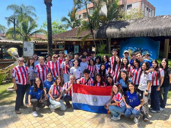 Video: estudiantes paraguayos tuvieron que “dar vuelta” sus albirrojas en estadio brasileño  - Mundo - ABC Color