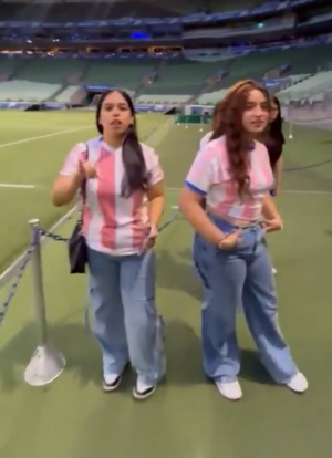 Alumnos pusieron de revés su remera paraguaya para poder ingresar a estadio de Palmeiras | Unicanal