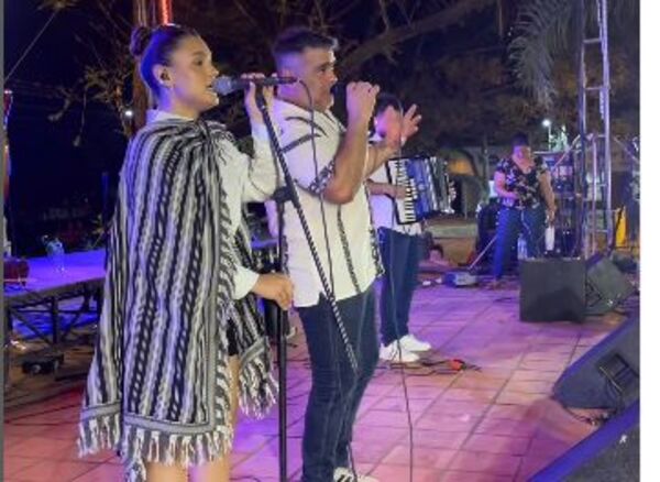 Popular / ¡La emoción de la nieta de Quemil Yambay: "Estoy en el escenario con un regalo"!