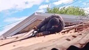 Video: Presunto delincuente queda atrapado en el techo de una vivienda