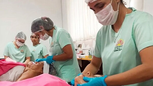 Realizan campaña contra el cáncer de mama con belleza y mimos para ellas