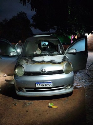 Popular / Incendiaron vehículos de una familia y temen por sus vidas