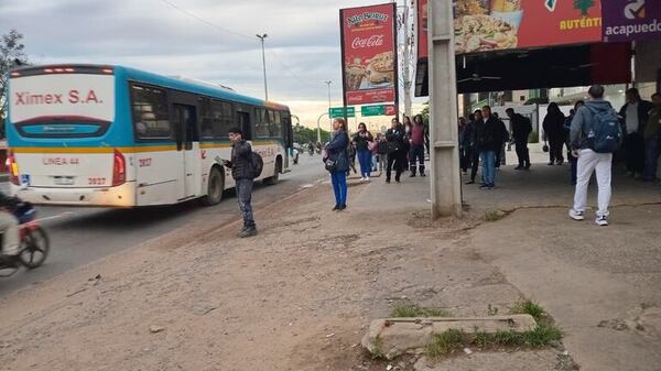Pasajeros exigen mayor frecuencia y calidad de buses - Nacionales - ABC Color