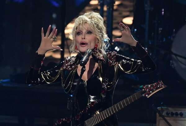 Familia de Dolly Parton, preocupada por su salud, pide rezar por ella - Música - ABC Color