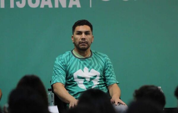 Popular / ¡Salvador Cabañas se retira del fútbol amistoso para dedicarse a su familia he'i!