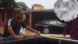 Intentó llevarse a una alumna frente a escuela y vecinos le escracharon