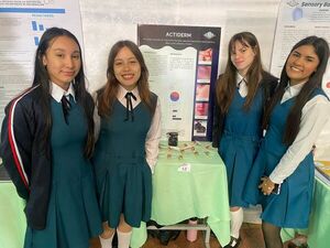 CientCREE 2025: alumnas presentan mascarilla innovadora que inspira confianza