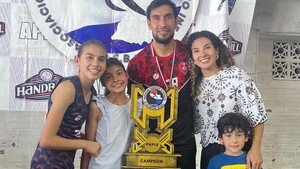 Popular / (GALERÍA) ¡El nuevo deporte en el que "Chelo" Estigarribia salió campeón!