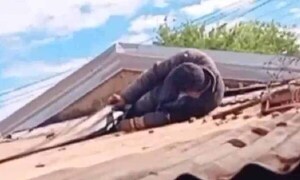 Presunto delincuente queda atrapado en el techo de una vivienda – Prensa 5