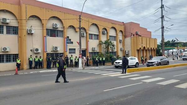 AUDIO: Protesta en Municipalidad de Lambaré: Orlando Arévalo intentaría ser concejal - A La Gran 7-30 - ABC Color